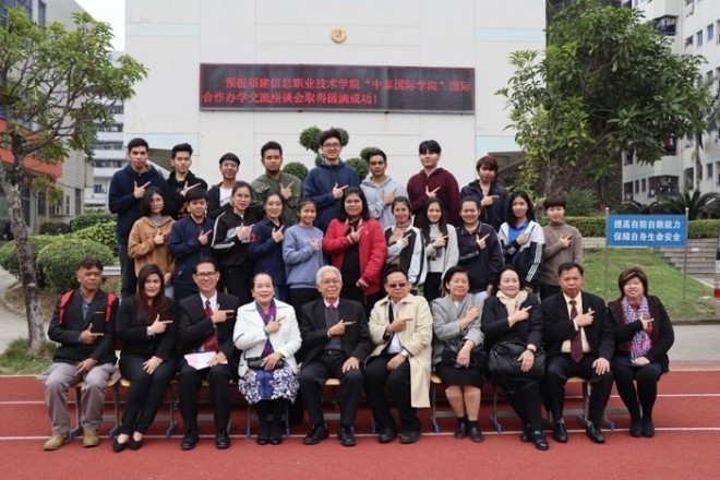 The visit to Fujian Polytechnic of Information Technology, China and meeting with the co-certificate students in Logistics from Intrachai Commercial College, Thailand who have been sponsored by Fujian Polytechnic of Information Technology, China